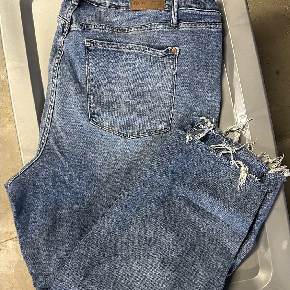 Judy Blue Distressed Light Blue Cropped Jeans